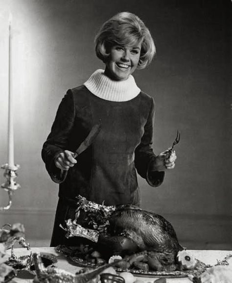 Happy Thanksgiving! Here Are 34 Funny Vintage Photos of Celebrities Celebrating Thanksgiving Day ~ Vintage Everyday Vintage Photos, Thanksgiving, People, Celebrities, Dory, Fotos, Dieren, Leila Hyams, Fotografia