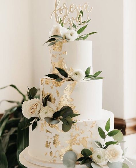 Wedding Cakes With Gold, Green Wedding Cakes, Wedding Cake Green White, Wedding Cake Gold, Best Wedding Cakes, Wedding Cake Green Gold, Wedding Cake White, Wedding Cake Flowers, Wedding Cake Elegant Classy