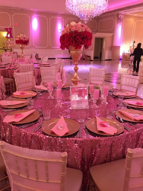 Quince Decor, Quince Decorations Pink, Pink Quince Theme, Quince Theme Ideas, Quince Decorations, Pink Party Tables, Quince Theme, Pink Quinceanera Decorations, Quince Decorations Ideas