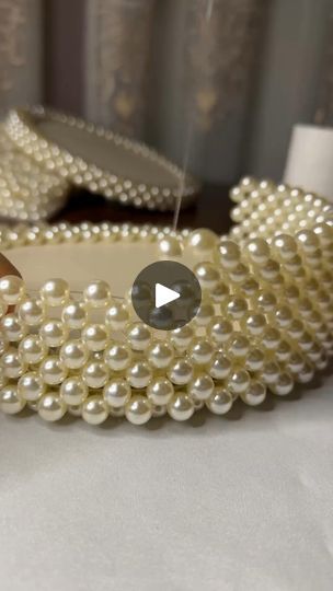 Beaded Jewellery, How To Make Pearl Bag Video, Beaded Jewelry Tutorials, Beaded Jewelry, Purse Tutorial, Diy Beads, Pearl Beads, Beaded Bags, Beaded Purses