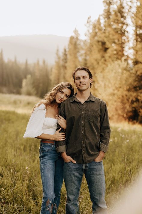Couple Outfits Ideas Photoshoot, Neutral Couples Photoshoot Outfits, Engament Pics Picture Ideas, Senior Couples Photoshoot, Couple Photo Mountains, Mountain Poses Photo Ideas Couple, Couples Session Poses, Engagements Photo Poses, Couple Poses In Field