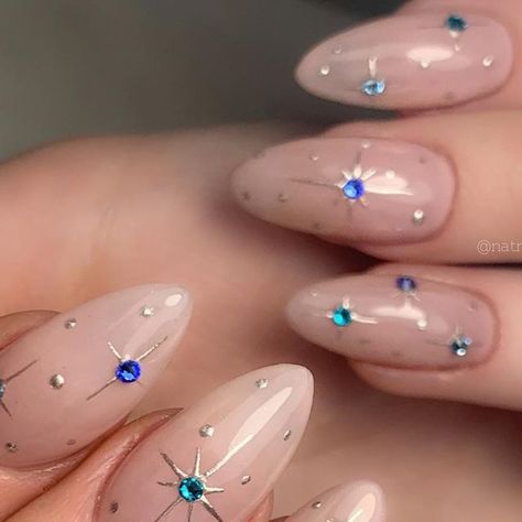 𝙣𝙖𝙩 𝙢𝙖𝙡𝙤𝙣𝙚𝙮 𝙣𝙖𝙞𝙡 𝙖𝙧𝙩𝙞𝙨𝙩 on Instagram: "⁣ ✨ MORE STARS ✨⁣ Can’t get enough of these designs! It was so hard to capture the true beauty of this set. All the chrome and sparkles was breathtaking. ⁣ ⁣ Hard gel refill + $40 art ⁣ ⁣ .⁣ .⁣ .⁣ ⁣ #starnails #chromestars #chromestarnails #chromenails #swarovskinails #christmasnails #christmasnailart #nudenaildesigns #planetnails #classynails #perthnailart #perthsmallbusiness #almondnails #sparklynails #sparklynailsmakemehappy #crystalnails #nailinspo #nailinspiration #nailsnailsnails #nailsofinstagram" Star Nails, Gem Nails, Sparkle Nails, Star Nail Designs, Jewel Nails, Nail Artist, Chrome Nails, Star Nail Art, Planet Nails
