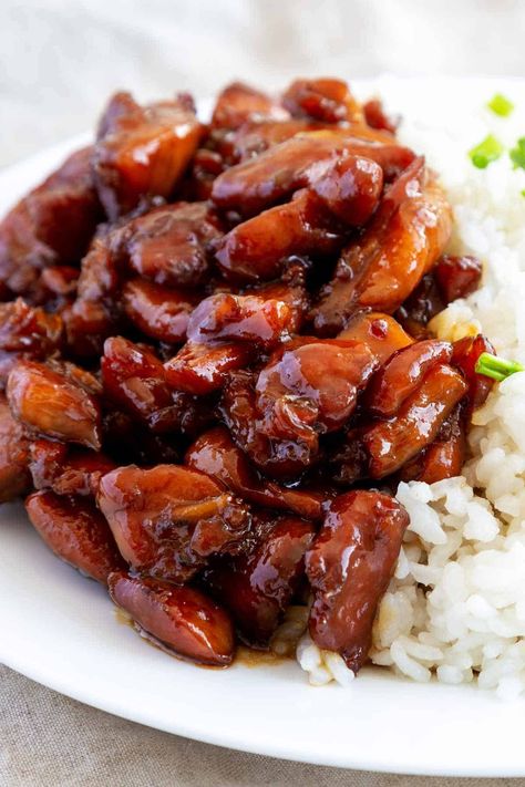 Relive the delicious memories of your favorite mall food court with this Copycat Mall Bourbon Chicken. Tender pieces of chicken are perfectly cooked and coated in a mouthwatering bourbon sauce that is both sweet and savory. This easy-to-make recipe captures the essence of the original, bringing the mall food court experience right to your kitchen. Mall Bourbon Chicken, Bourbon Street Chicken, Bourbon Chicken, Bourbon Chicken Recipe, Bourbon Chicken Skillet Recipe, Bourbon Sauce, Burbon Chicken, Burbon Chicken Recipe, Bourban Chicken