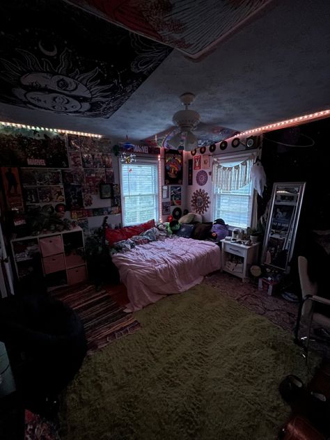 Retro, Cool Room Ideas For Guys, Room Ideas Edgy, 90s Room Aesthetic, Edgy Room Ideas Bedrooms, Alternative Room Ideas, Punk Room Aesthetic, Goth Room Ideas, Punk Room Decor