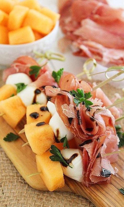 Melon And Proscuitto, Skewers Appetizers, Proscuitto Appetizers, Mozzarella Skewers, Prosciutto Melon, Spring Appetizers, Skewer Appetizers, Fall Appetizers, Wedding Appetizers