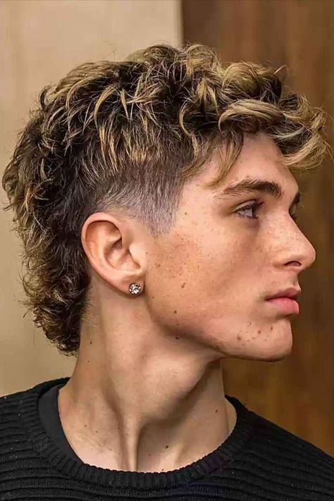 Mullet with Highlights and a Taper Fade for Dudes with longer hair on top Haar, Mullet Haircut, Men Haircut Curly Hair, Mullets, Gaya Rambut, Wavy Hair Men, Modern Mullet Haircut, Mullet Hairstyle, Mens Haircuts Short Hair