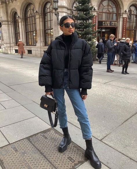 a black turtleneck, an oversized black puffer jacket, blue jeans, black Chelsea boots and a black bag Casual, Winter Outfits, Trendy Outfits, Outfits, Winter Fashion, Cold Outfits, Winter Fashion Outfits, Fashion Outfits, Winter Outfits Dressy
