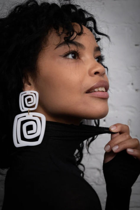 Elevate your style with these unique white spiral double square plexiglass mirror earrings. Their modern design and reflective surface add a touch of contemporary elegance to any outfit, making them a standout accessory.
plexiglass earrings, mirror earrings, white spiral earrings, double square earrings, modern jewelry, statement earrings, contemporary earrings, fashion accessories, geometric earrings, unique jewelry