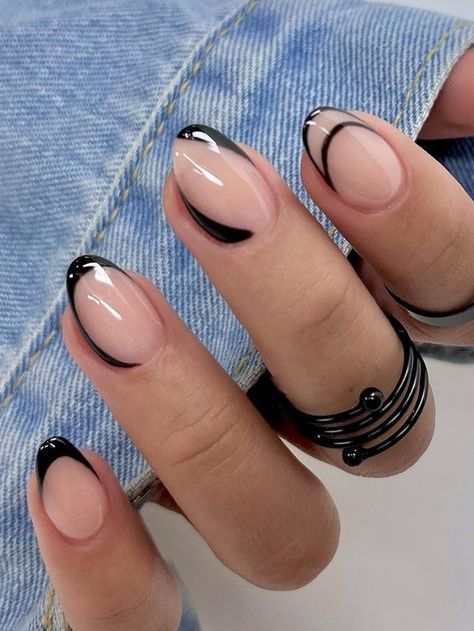 Korean black nails for fall: negative space Casual Nails, Chic Nails, Chic Nail Designs, Nails Inspiration, Fancy Nails, Classy Nail Art, Minimalist Nails, Black Nails Short, Short Almond Nails
