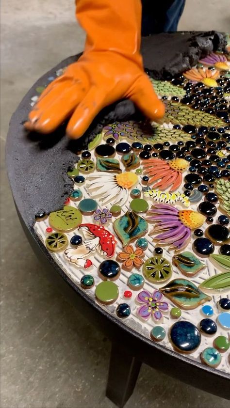 Pottery, Mosaics, Diy, Ceramic Mosaic Tile, Mosaic Garden, Mosaic Coffee Table, Tile Tables, Mosaic Garden Art, Garden Tiles