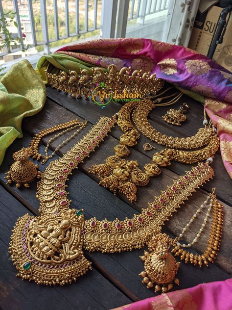 Bijoux, Outfits, Gold Necklace Indian Bridal Jewelry, Bridal Jewellery Indian, Indian Bridal Jewelry Sets, Indian Wedding Jewelry Sets, Marriage Jewellery Set, Bridal Gold Jewellery Designs, Gold Bridal Jewellery Sets