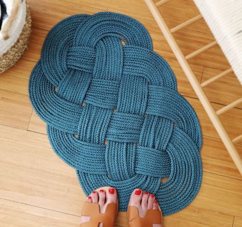 Create a gorgeous knotted rope rug from this DIY project Diy, Crochet, Diy Rug, Macrame Rug, Diy Rope Basket, Rope Rug, Macrame Knots Pattern, Rope Basket, Macrame Diy