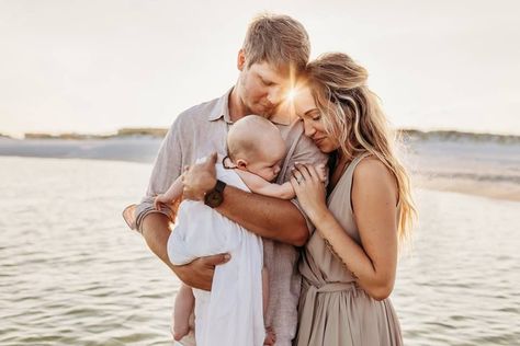 50 Beach Photography Ideas to Try This Summer Family Photos, Family Photography, Newborn Family Photos, Newborn Family Pictures, Family Photos With Baby, Baby Family Pictures, Family Picture Poses, Cute Family Photos, Family Photo Pose
