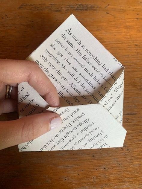 Paper Crafts, Fimo, Diy, Origami, How To Make An Envelope, Book Page Crafts, Diy Envelope, Making Envelopes, Paper Crafts Diy Tutorials