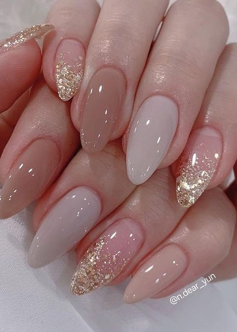 Korean glitter nails: neutral jelly nails with glitter Elegant Nails, Elegant Nail Designs, Elegant Nail Art, New Years Nail Designs, Fancy Nails Designs, Fancy Nails, Glitter Nail Designs, Trendy Nails, Neutral Nails