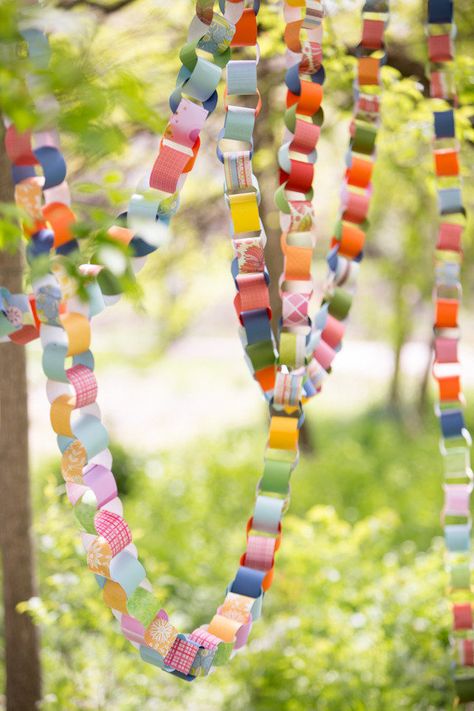 paper chain ceremony decor  Photography by http://shanewelch.com, Event Planning by http://naturallyyoursevents.com Boho, Diy, Diy For Kids, Garden Party, Deko, Garland, Garden Parties, Paper Garland, Dekoration