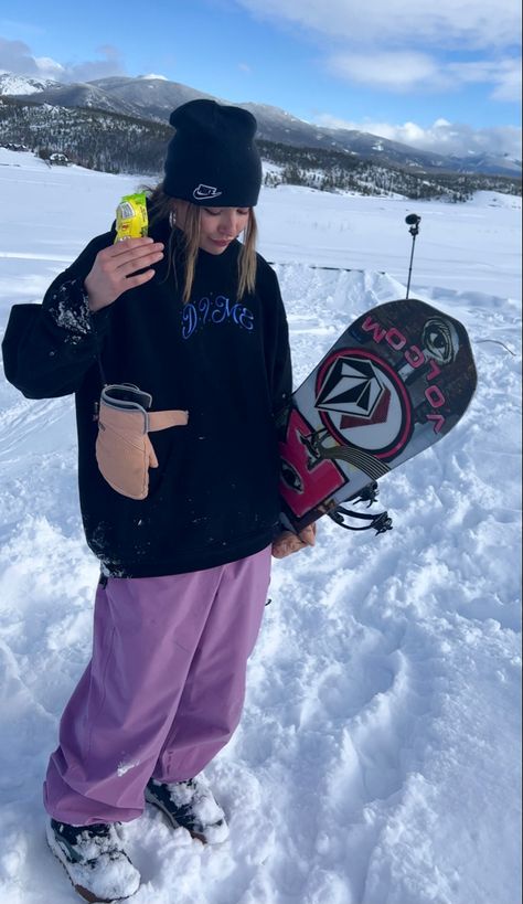 Outfits, Snowboards, Ideas, Snowboarding Girl, Snowboard Girl, Snowboard Girl Aesthetic, Snowboarding Pics, Snowboarding Pictures, Snowboarding Aesthetic
