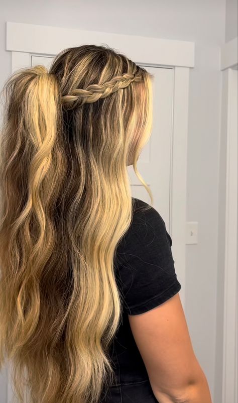 Hair For Graduation Pictures, Graduation Hairstyles Long Hair, Cute Semi Formal Hairstyles, Hairstyle Examples, Cute Prom Hairstyles, Kadeřnické Trendy, Simple Prom Hair, Hairstyles For Layered Hair, Dance Hairstyles