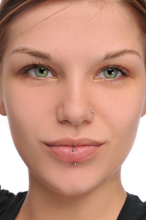 Elegant and beautiful pierced face. Piercing, Make Up, Art, Body Mods, Maquillaje, Face Piercings, Beautiful Body, Beleza, Body Piercings