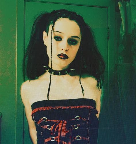 90s Mall Goth Hairstyles, Mall Goth 90s Outfits, 90s Goth Hairstyles, Nu Metal Hairstyles, Mall Goth Hairstyles, 90s Goth Hair, Goth 2023, Mall Goth 90s, Mall Goth Hair