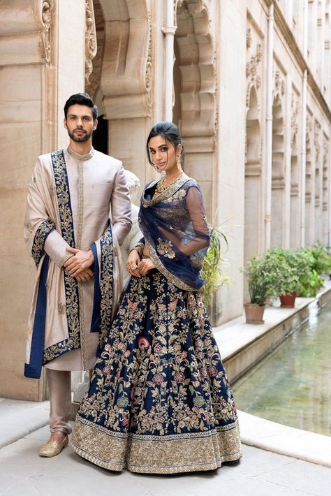 Indian Outfits, Couple Dress, Fesyen Wanita, Hindu, Couple Wedding Dress, Lehenga, Salwar Kamiz, Pengantin India, Indian Groom Wear