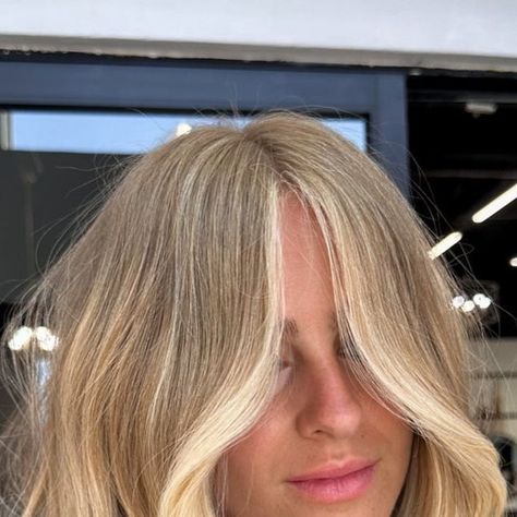 Blondes, Balayage, Blonde Hair, Blonde Root Stretch, Level 8 Hair Color, Medium Blonde Hair, Hair Techniques, Blonde Foils, Natural Curly Hair Cuts
