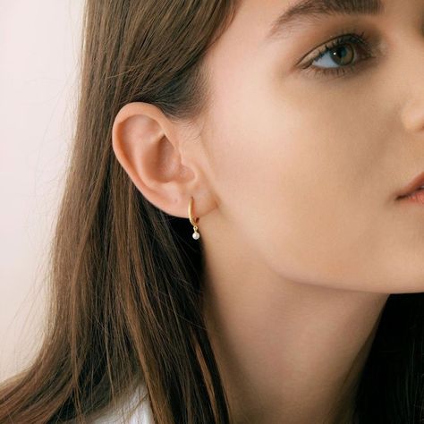 Piercing, Bijoux, Gold Hoop Earrings, Pearl Hoop Earrings, Gold Earrings Designs, Gold Jewelry, Gold Earrings, Jewellery, Hoop Earrings