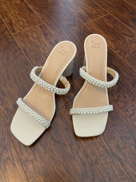 Grad heels, prom heels, pearls, white heels, dressy shoes, summer, spring, cute, aesthetic, girly shoes, coquette, clean girl aesthetic, vanilla girl, wedding shoes, heels inspo Fashion, Clothes, Dance, Hochzeit, Boda, Zapatos, Perler, Graduation Dress, Prom Heels