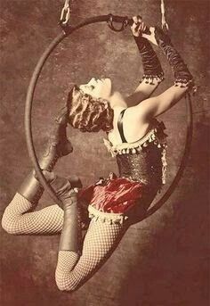 19 th century acrobat More Cirque Vintage, Burlesque Vintage, Circus Vintage, Circus Aesthetic, Circus Sideshow, Dark Circus, Vintage Burlesque, Circus Performers, Night Circus