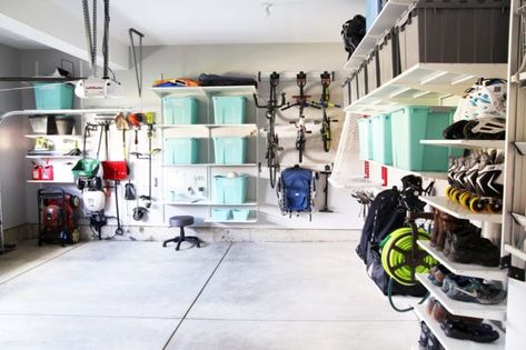 Are you making these organizing mistakes?! Learn the 10 biggest mistakes people make when organizing the basement, garage, or other storage space so you can avoid them in your own home! | #organizingmistakes #garage #basement #storagespaces Garage Organisation, Garages, Garage Organization, Garage Organize, Basement Storage, Basement Workshop, House Cleaning Tips, Garage, Storage Spaces