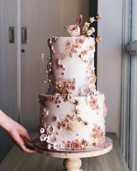 pretty and delicious blush floral wedding cakes with glitter gold accents Cake Designs, Cake, Wedding Cake Designs, Wedding Cakes, Wedding Cake Inspiration, Wedding Cakes With Flowers, Beautiful Cakes, Pretty Wedding Cakes, Cake Decorating