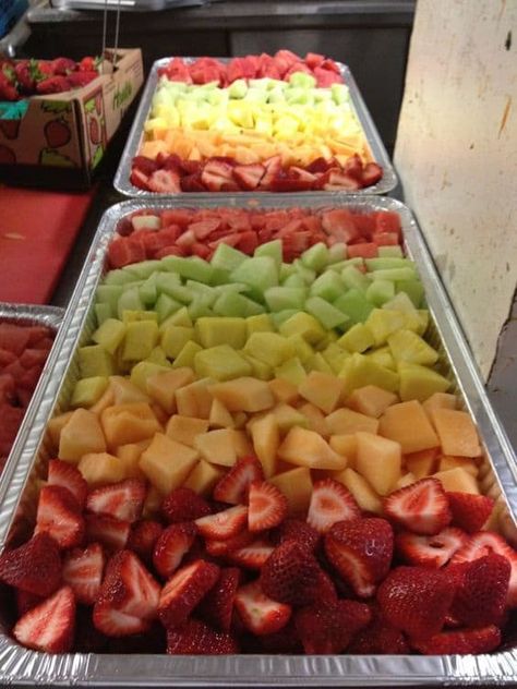 Great way to serve fruit at a party. Love this fruit tray idea - perfect party hacks for a crowd Centrepiece Ideas, Brunch, Graduation Party Foods, Graduation Party Planning, Graduation Party, Centerpiece Ideas, Graduation Food, Party Trays, Party Hacks