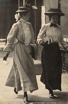 Edwardian street style: Astonishing amateur images which capture the fashion of women in London and Paris over a century ago Vintage, Chelsea Fc, Retro, Dirndl, Fashion, Fotografia, Moda, Chelsea, Fotos