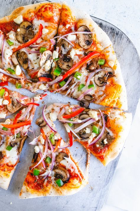 This veggie supreme pizza is supremely delicious! It's fully loaded with sauteed mushrooms, green pepper, red onion, feta cheese and oregano. Naan, Pizzas, Desserts, Veggie Pizza, Pizza Recipes Homemade, Pizza Recipes, Quick Pizza Dough, Pizza Recipes Dough, Pizza Toppings