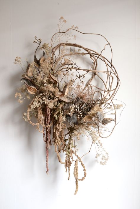 A sculptural everlasting wreath designed with foraged flora by Ashn Earth, a Philadelphia based florist. Floral, Hoa, Kerst, Deko, Flower Designs, Jul, Dekoration, Florist, Dried Flowers