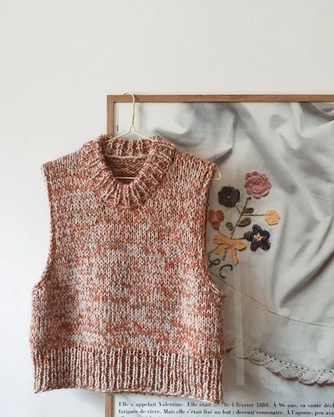 Comment tricoter un pull sans manches pour femme ? - Marie Claire Jumpers, Clothes, Crochet, Sweater, Vest Pattern, Knit Vest, Knit Fashion, Knit Top, Sweaters