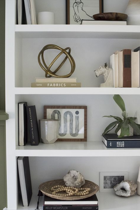 5 Inspiring Shelf Styling & Built-In Posts - roomfortuesday.com Diy Home Décor, Home Décor Accessories, Home Décor, Bookcase Decor, Bookshelf Decor, Shelf Decor, Shelf Decor Living Room, Modern Bookshelf Decor, Modern Bookshelf