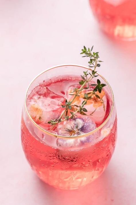 A simple, refreshing, and pretty Pink Lemonade Cocktail. Made with cranberry juice, Malibu, and some fizz to give you a go-to cocktail. Brunch, Summer Drinks, Alcohol, Lemonade Cocktail, Pink Lemonade, Lemonade, Spring Cocktails, Pretty Drinks, Cocktail Drinks