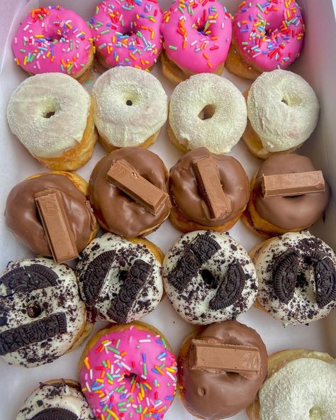 Doughnut, Mini Donut Recipes, Cute Desserts, Donut Flavors, Donut Recipes, Mini Donuts, Cute Donuts, Donut Toppings, Mini Donuts Maker