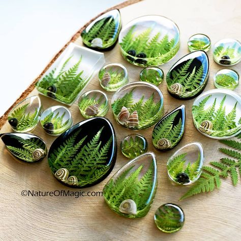 Resin Jewelry with Real Plants på Instagram: “Almost a year has passed and I have finally made it! ✨🤩🎉 🌿A new fern collection! 🌿 . With black, white and transparent backgrounds…” Diy, Crafts, Resin Flowers, Resin Crafts, Resin Diy, Diy Resin Projects, Flower Resin Jewelry, Diy Resin Art, Diy Resin Crafts