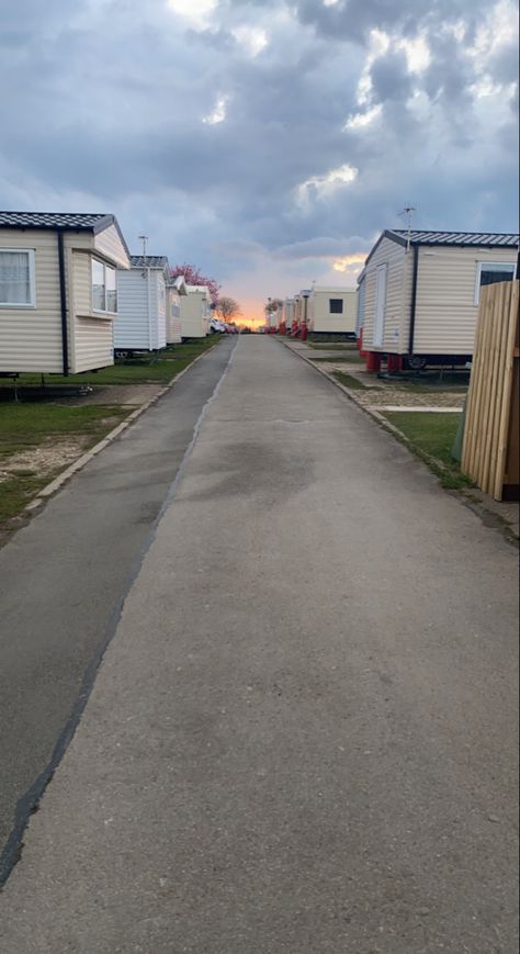 Caravan Holiday, Caravan Aesthetic, Holiday Park Aesthetic, Caravan Pictures, Caravan Park Aesthetic, Aesthetic Sunset, Beautiful Places To Travel, Static Caravan Aesthetic, Caravan With Friends