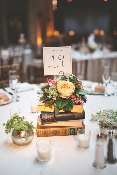 Make table centerpieces with books. Dream Wedding, Ale, Wedding, Gatsby, Dekorasyon, Hoa, Mariage, Hochzeit, Boda