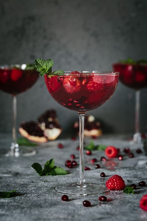 Pomegranate and Raspberry Rosé Cocktail Gin, Yemek, Kopi, Gastronomia, Ciasta, Rezepte, Mad, Makanan Dan Minuman, Cocktail