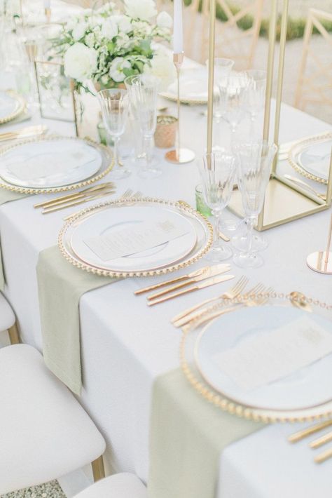 Napkins Wedding Table, Gold Table Decor, Table Setting Wedding, Elegant Table Settings, Wedding Table Linens, White Wedding Table Setting, Napkins For Wedding, Wedding Table Place Settings, Reception Table Decorations