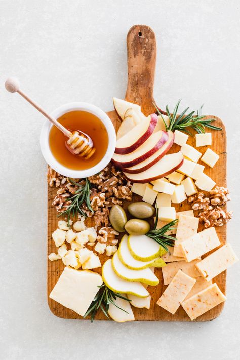 Cheese Board Simple Easy, Aesthetic Fruit Board, Small Platter Ideas For Two, Pear Charcuterie Board, Unique Cheese Board, Cozy Charcuterie Board, Appetizer Charcuterie Board Ideas Small, Wine And Cheese Night Aesthetic, Grazing Board Aesthetic