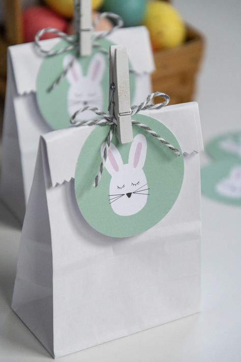 Easter Bunny Free Printable Gift Tags. DIY Easter treat bags to fill with candy. #easterprintables #eastergifttags #freeprintables #easterfavors Diy Easter Bags, Birthday Party Gift Bag Ideas, Easter Teacher Gifts, Diy Party Bags, Diy Easter Treats, Easter Goodie Bags, Diy Easter Gifts, Easter Treat Bags, Easter Gift Bags