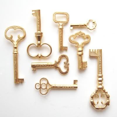 Hang vintage skeleton keys by your front door to remind you to lock up and not forget your keys. Decoration, Metal, Vintage, Bijoux, Hermès, Silver, Key Lock, Vintage Keys, Gold Aesthetic