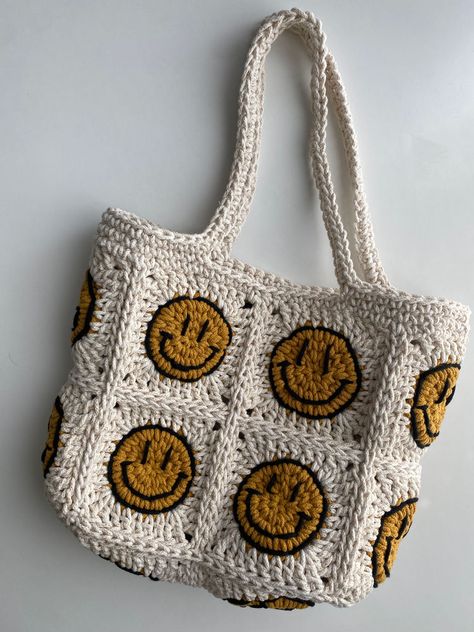 TUTORIAL: SMILEY FACE GRANNY SQUARE Crochet, Amigurumi Patterns, Granny Squares, Crochet Things, Granny, Granny Square Tutorial, Crocheting, Granny Square, Crocheting Patterns