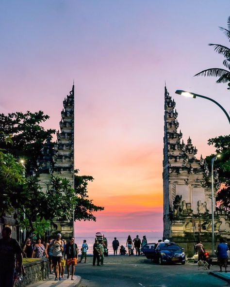 The famous gate at the famous Kuta Beach ❤️💙🧡 Photograph @kavenb ➖➖➖➖ TAGS WHO MISS KUTA BEACH SO MUCH 🤙🏻🤙🏻 ➖➖➖➖ Explore Bali and Beyond… Gili Trawangan, Bali, Kuta, Seminyak, Orang Bali, Kuta Bali, Photo Story, Photo Location, Kuta Beach