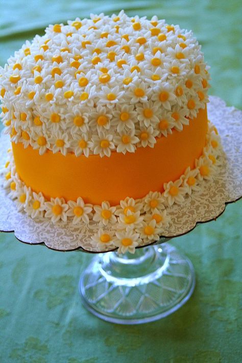 Daisy Cake - You can purchase those flowers already made. Instead of a fondant ribbon you can use fruit by the foot. It doesn't get easier than this. Cake, Fondant, Cupcake Cakes, Cake Pops, Cupcakes, Cookie Decorating, Cupcake, Cake Decorating, Creative Cakes